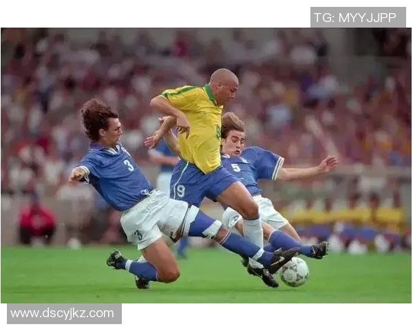 四大足球巨星的精彩瞬间与传奇历程解析